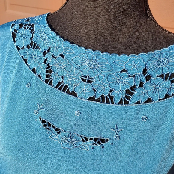 Lauren Conrad Sleeveless Blue Floral Embroidered Keyhole Back Shirt Size Medium - Picture 4 of 12